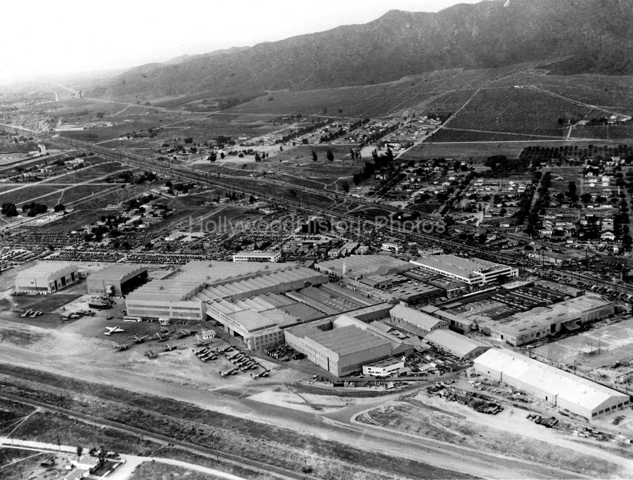 1941 Lockheed Factory wm.jpg